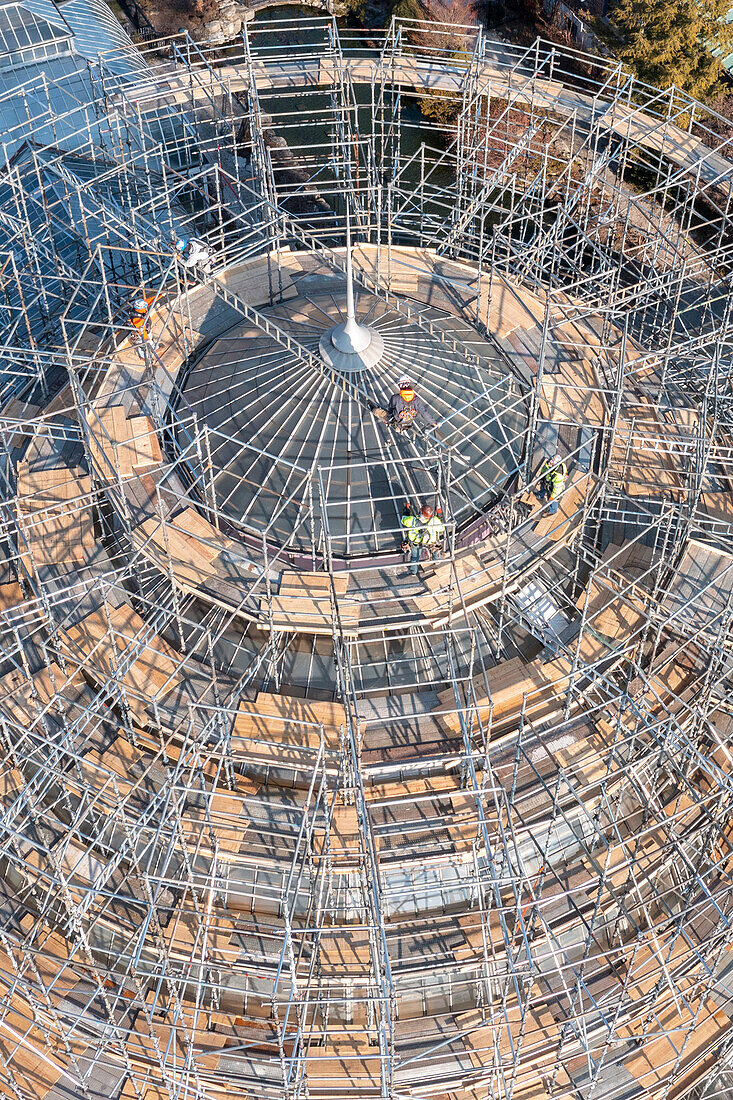 Workers erecting scaffolding on dome, Detroit, Michigan, USA