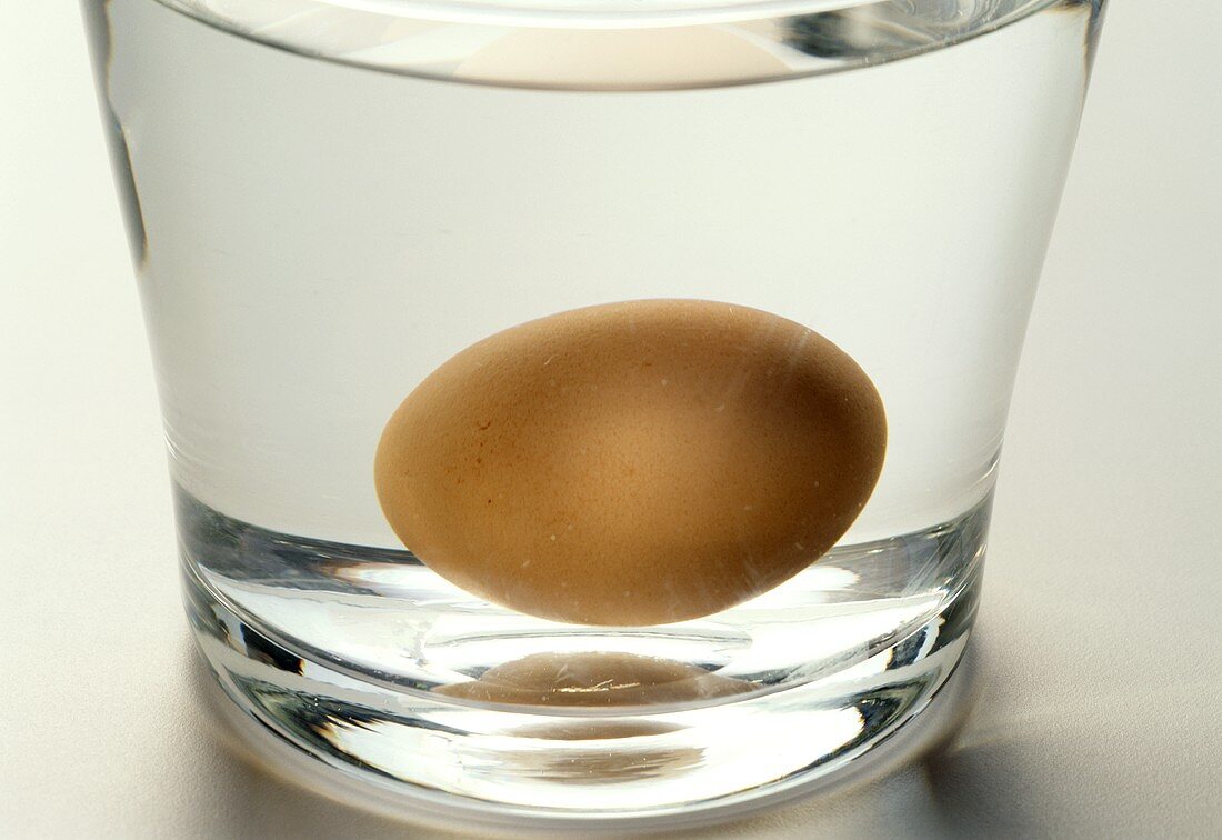 Frischetest: ein frisches Ei auf Boden eines Wasserglases