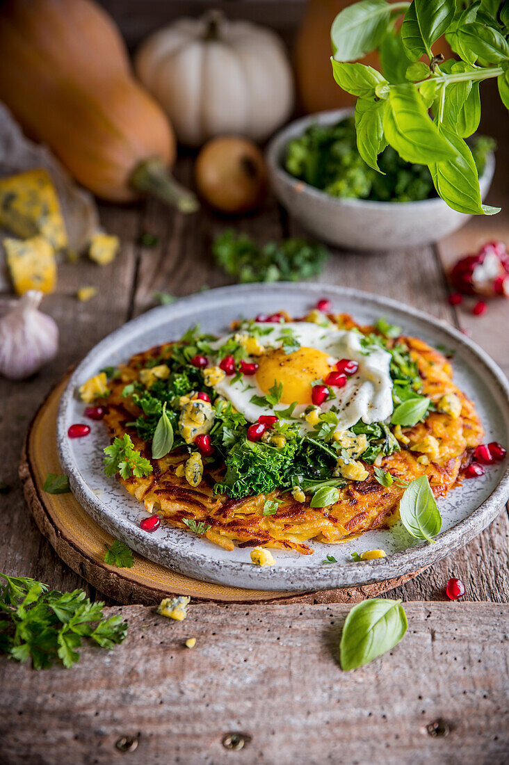 Potato rösti with kale, blue cheese and fried egg