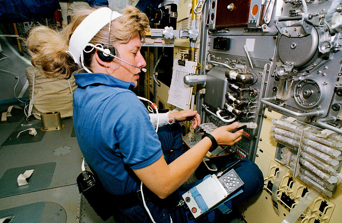 Jan Davis with Electrophoresis expt., STS-47