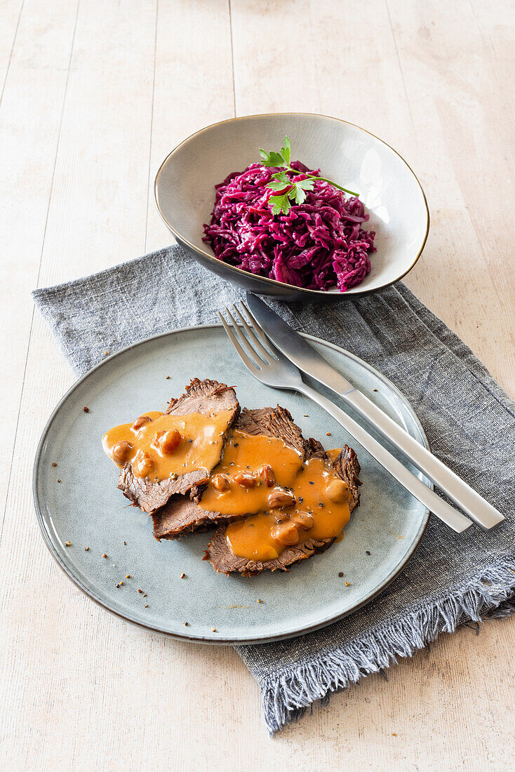 Sauerbraten mit Rosinensauce und Rotkohl