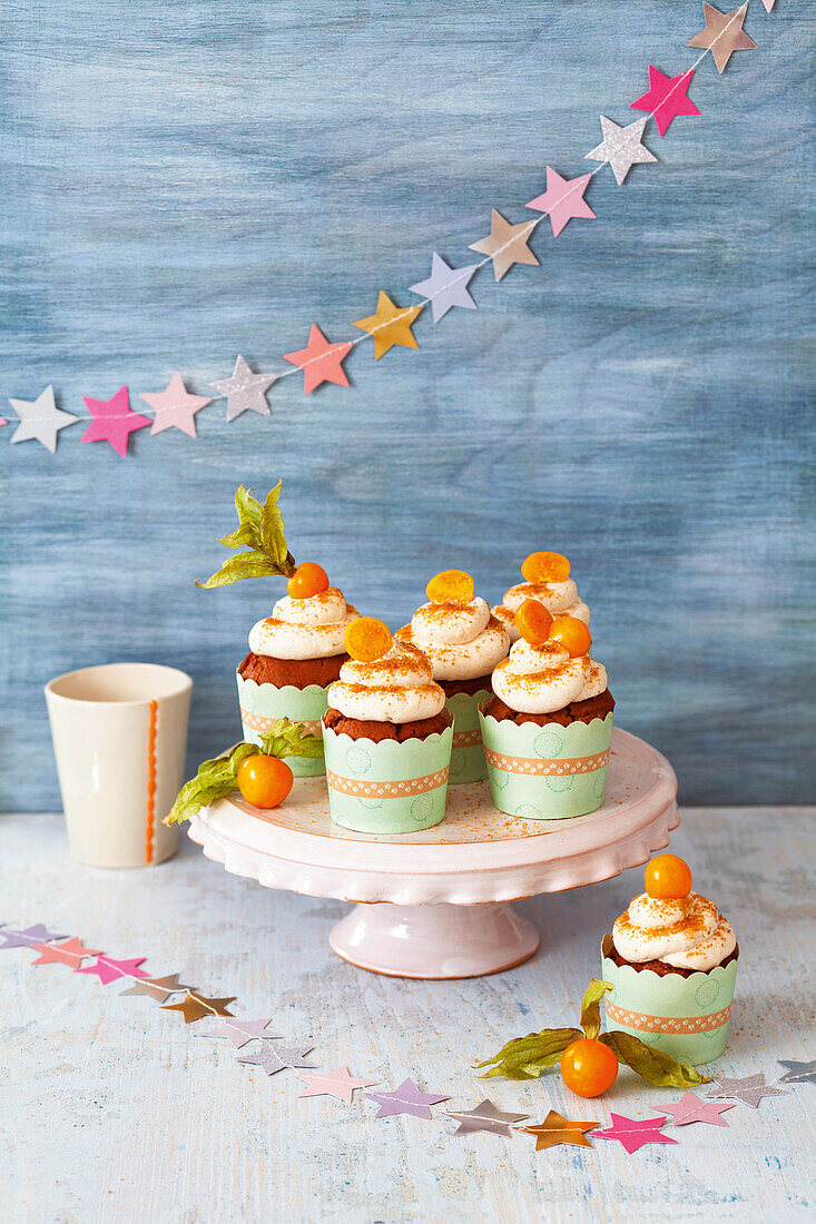 Chai-Cupcakes mit Physalis