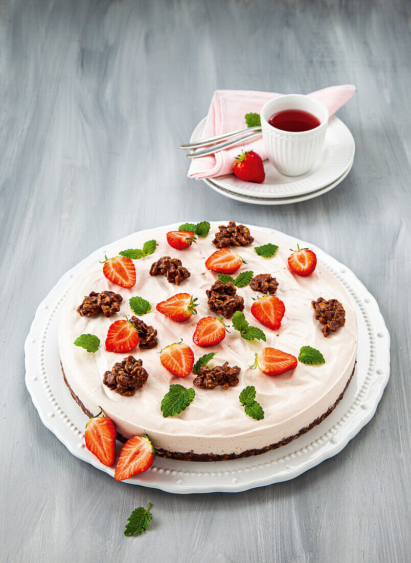 Erdbeer-Buttermilch-Torte mit Schoko-Crossies