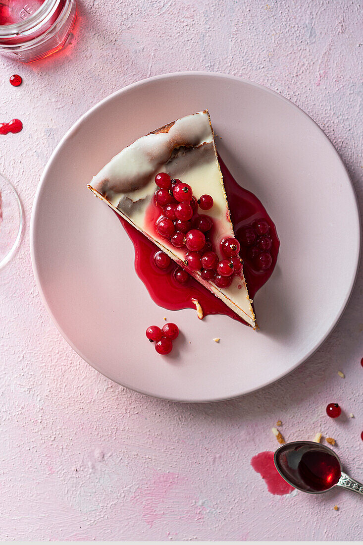 Cheesecake with redcurrants and redcurrant icing