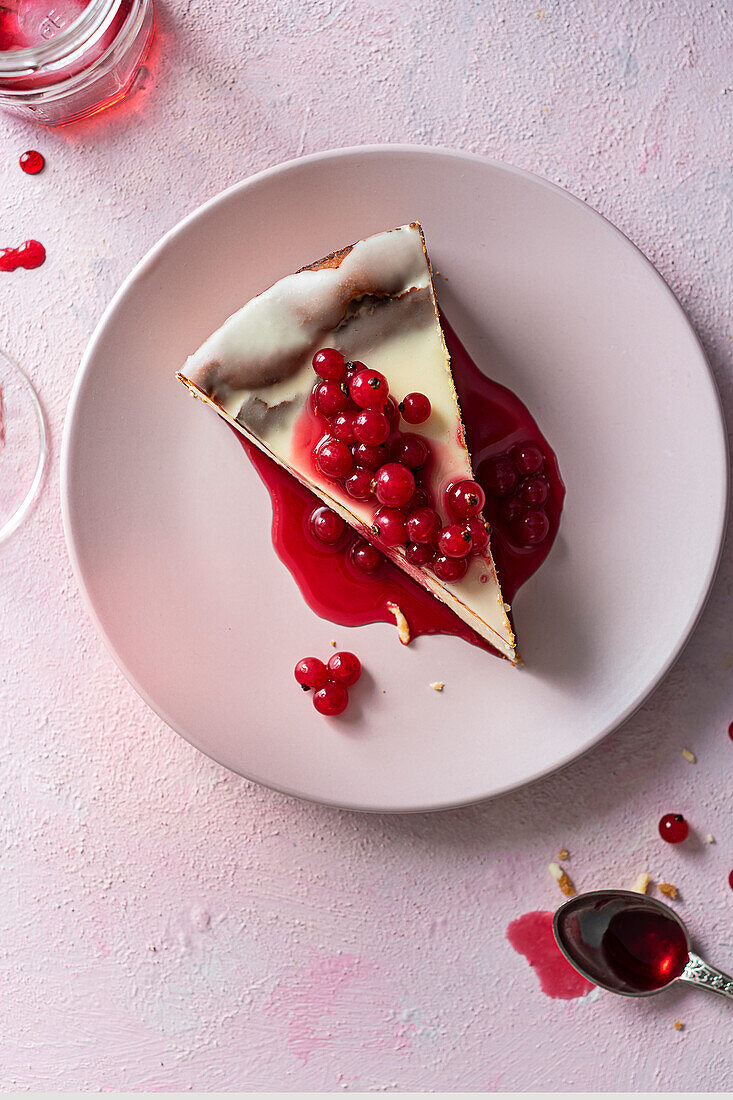 Käsekuchen roten Johannisbeeren und Johannisbeerglasur