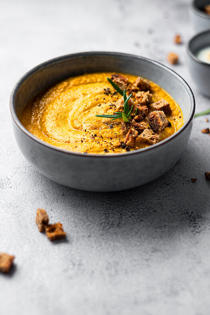 Cremige Kichererbsen-Karotten-Suppe mit Rosmarin und Croûtons