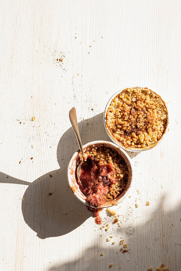 Crumble with apples, cinnamon and brown sugar