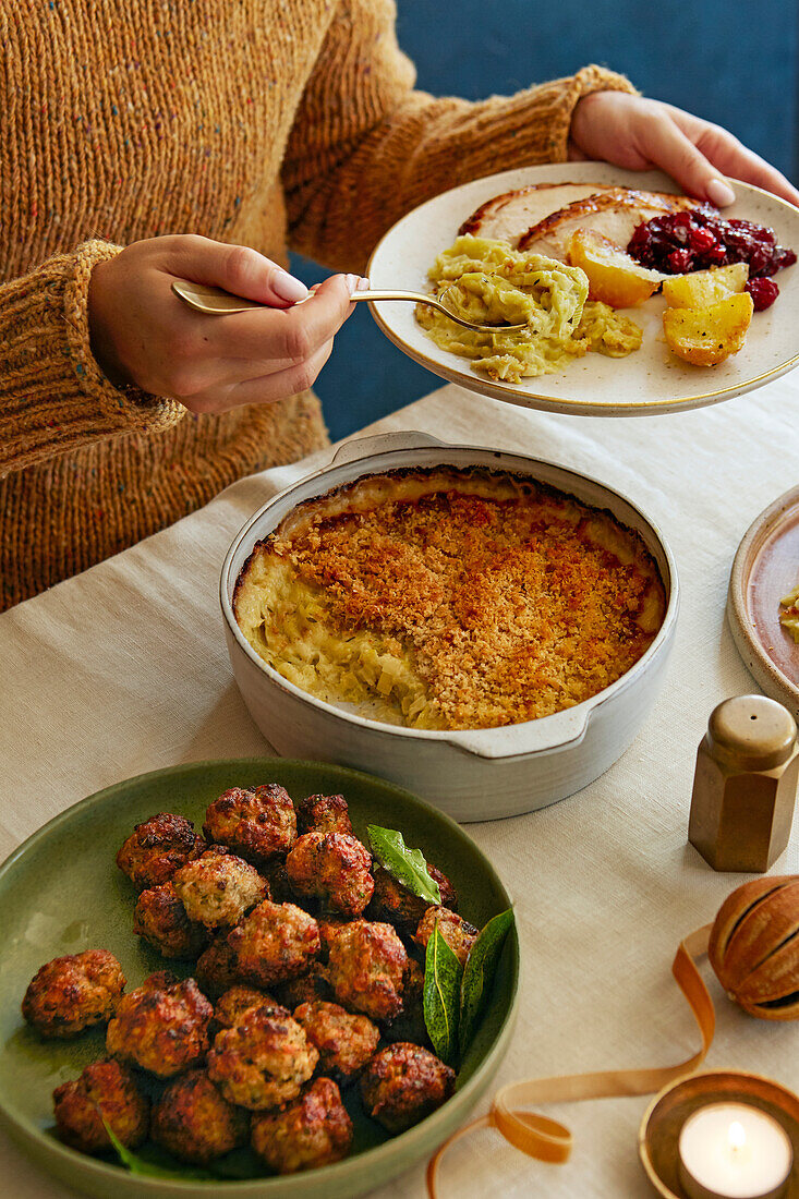 Cheese and leek gratin, bay leaf meatballs with clementines