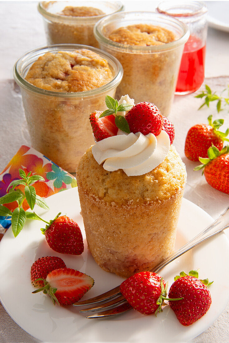 Kleine Macadamia-Kuchen aus dem Glas mit Erdbeersahne