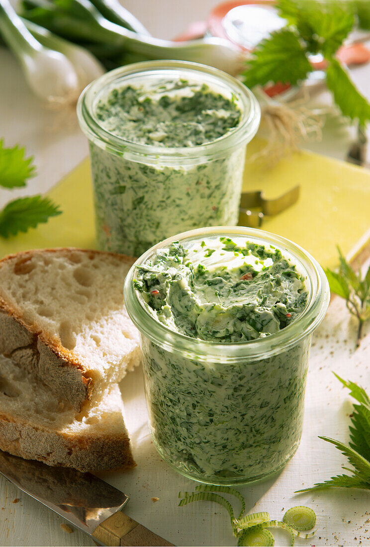 Nettle cream cheese with garlic from the jar