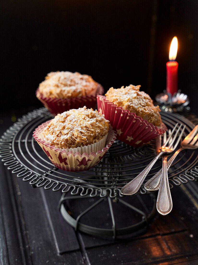Gingerbread muffins with crunchy almonds