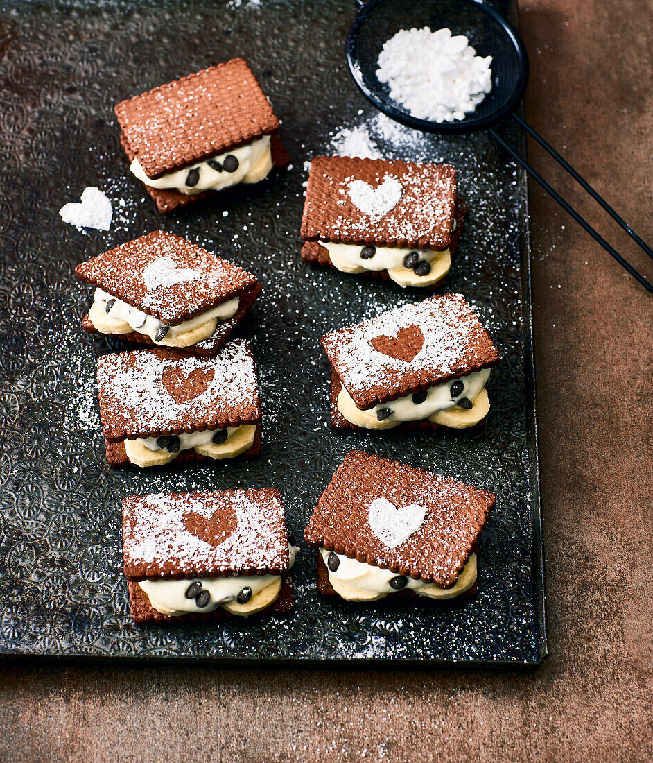 Biscuit slices with quark and chocolate drops