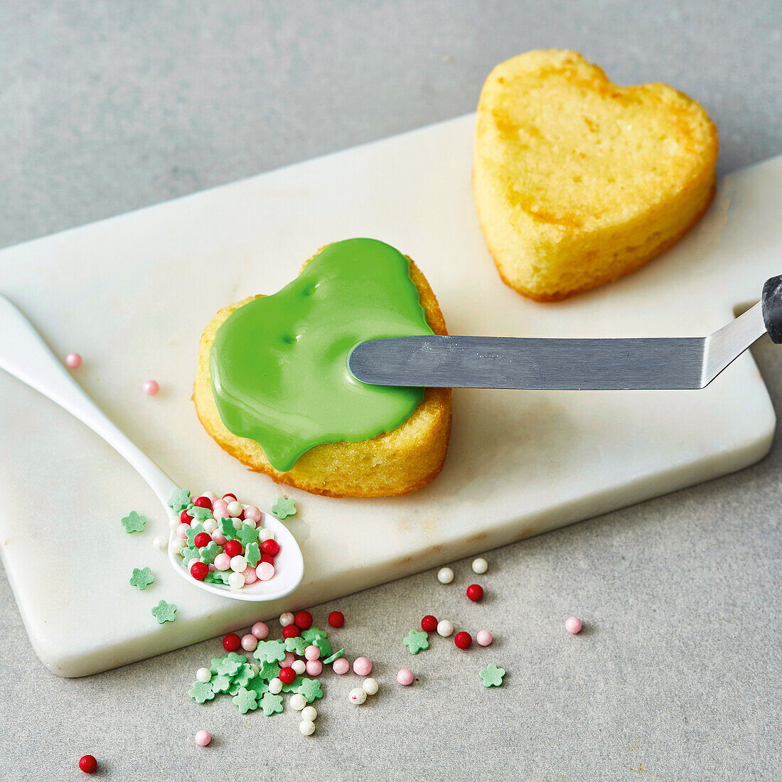 Teigherzen mit Zuckerguss überziehen