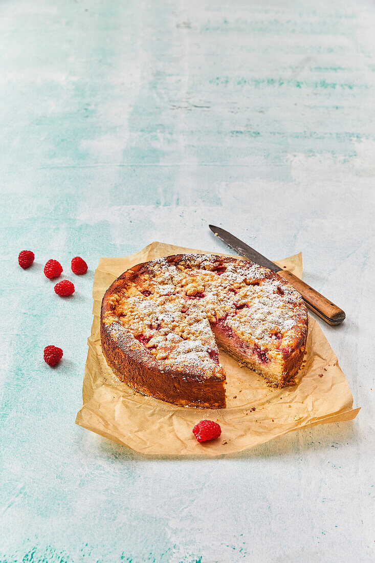 Cheesecake with crumble and raspberries