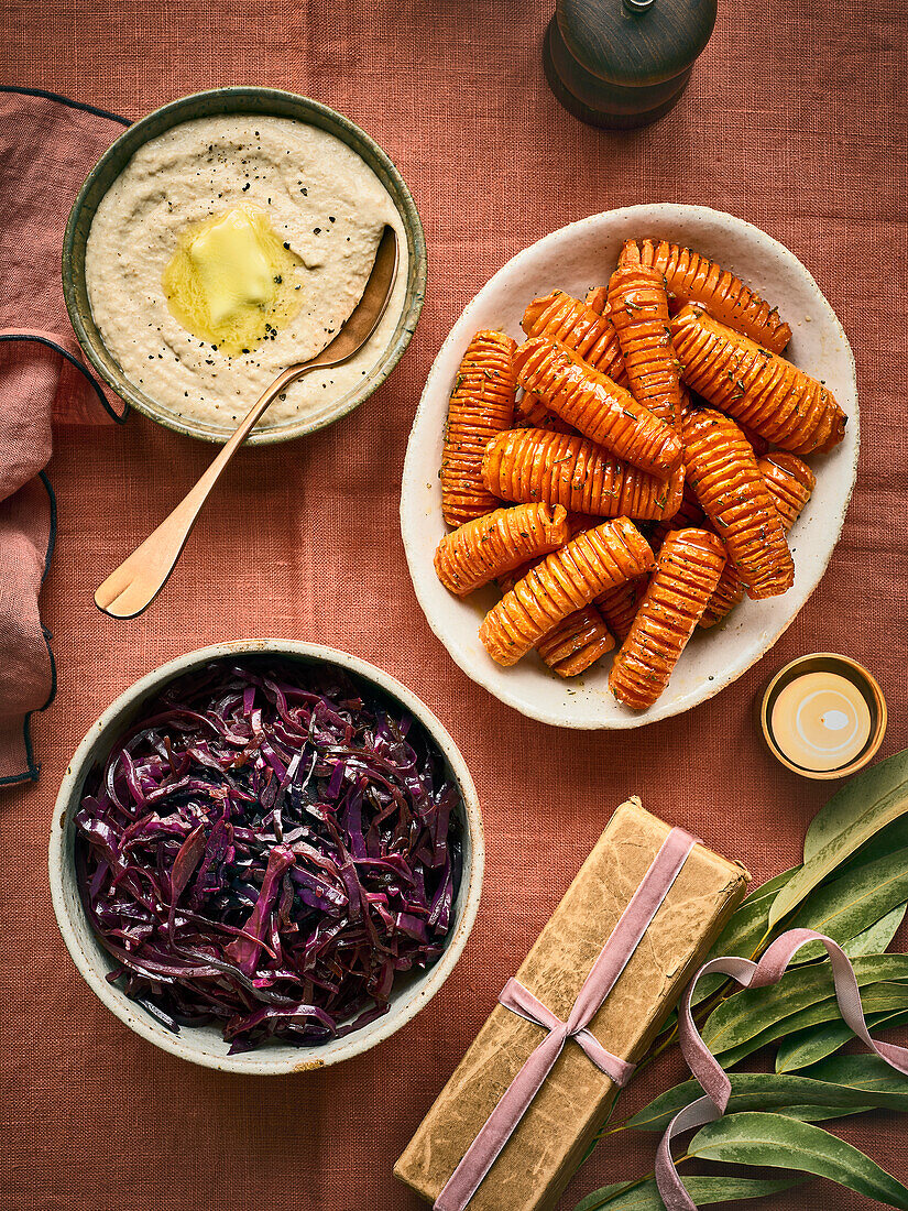 Croissant bread sauce, Hasselback carrots, red cabbage