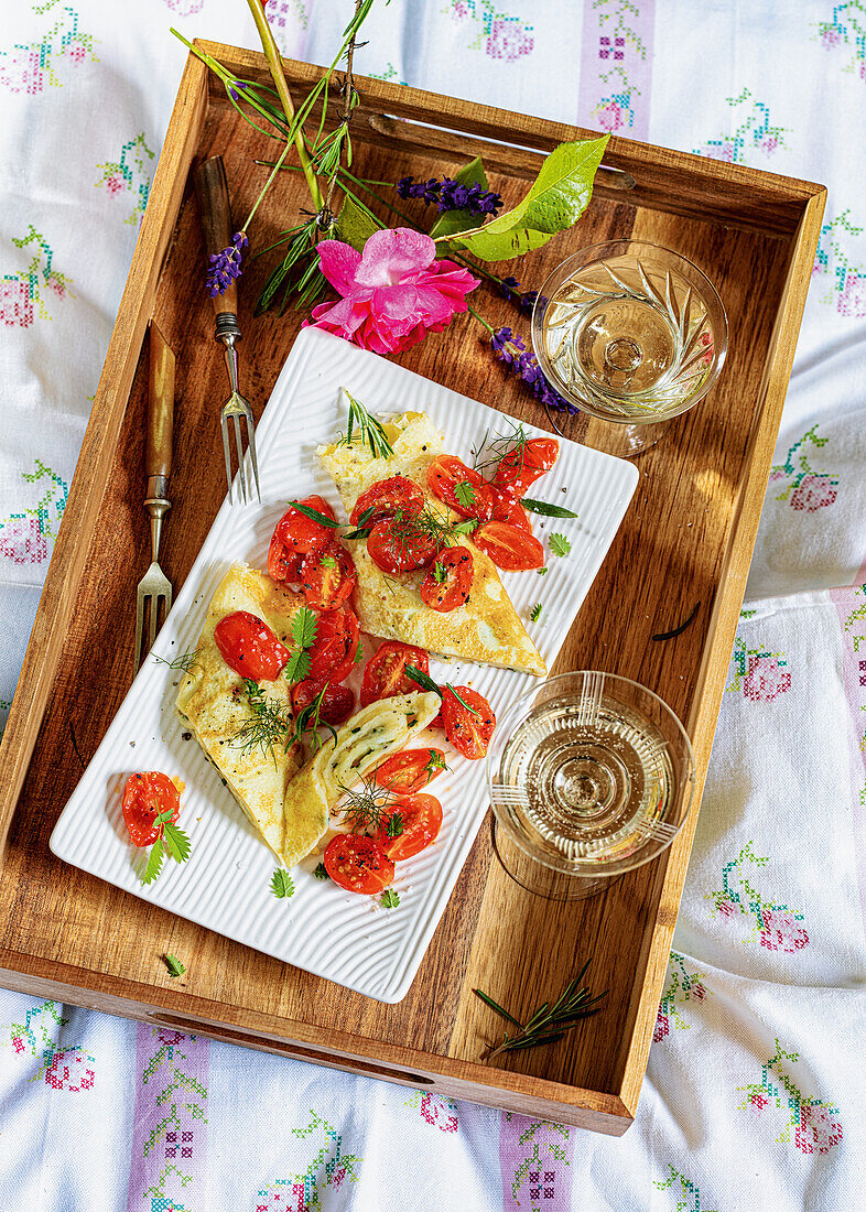 Französisches Omelette mit Kräutern und Tomaten