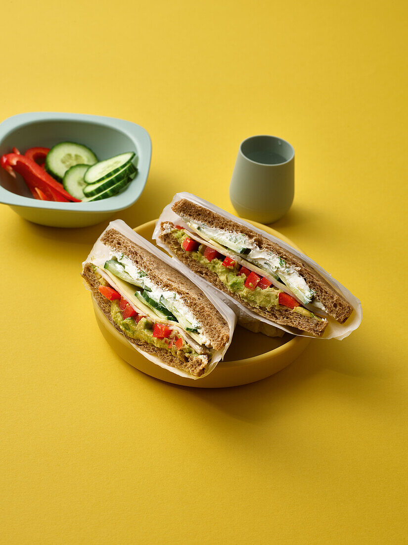Proteinreiches Sandwich mit Avocado und Gurke