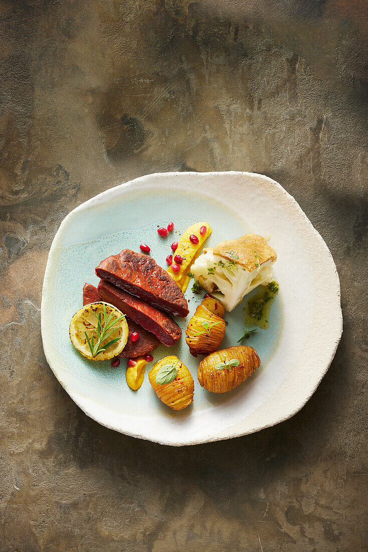 Vegane Seidentofusteaks mit Zitronen-Kräuter-Blumenkohl