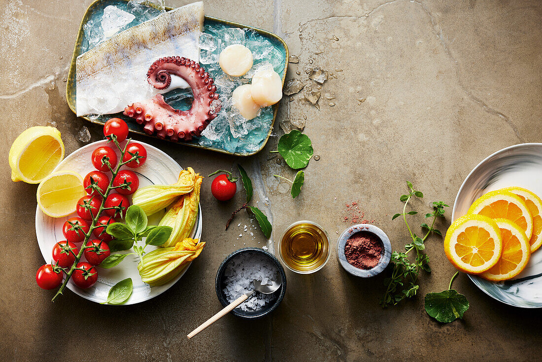 Fisch, Oktopus, Tomaten und andere Zutaten für Fischgerichte