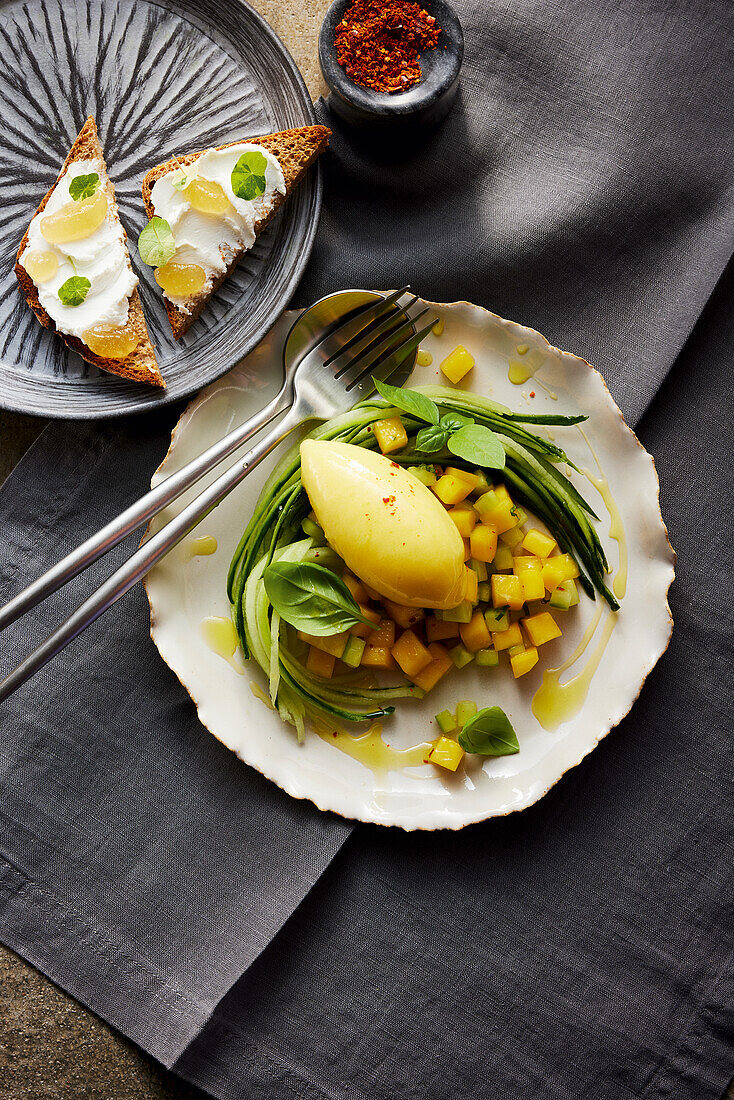 Mangosorbet auf Mango-Gurken-Salat