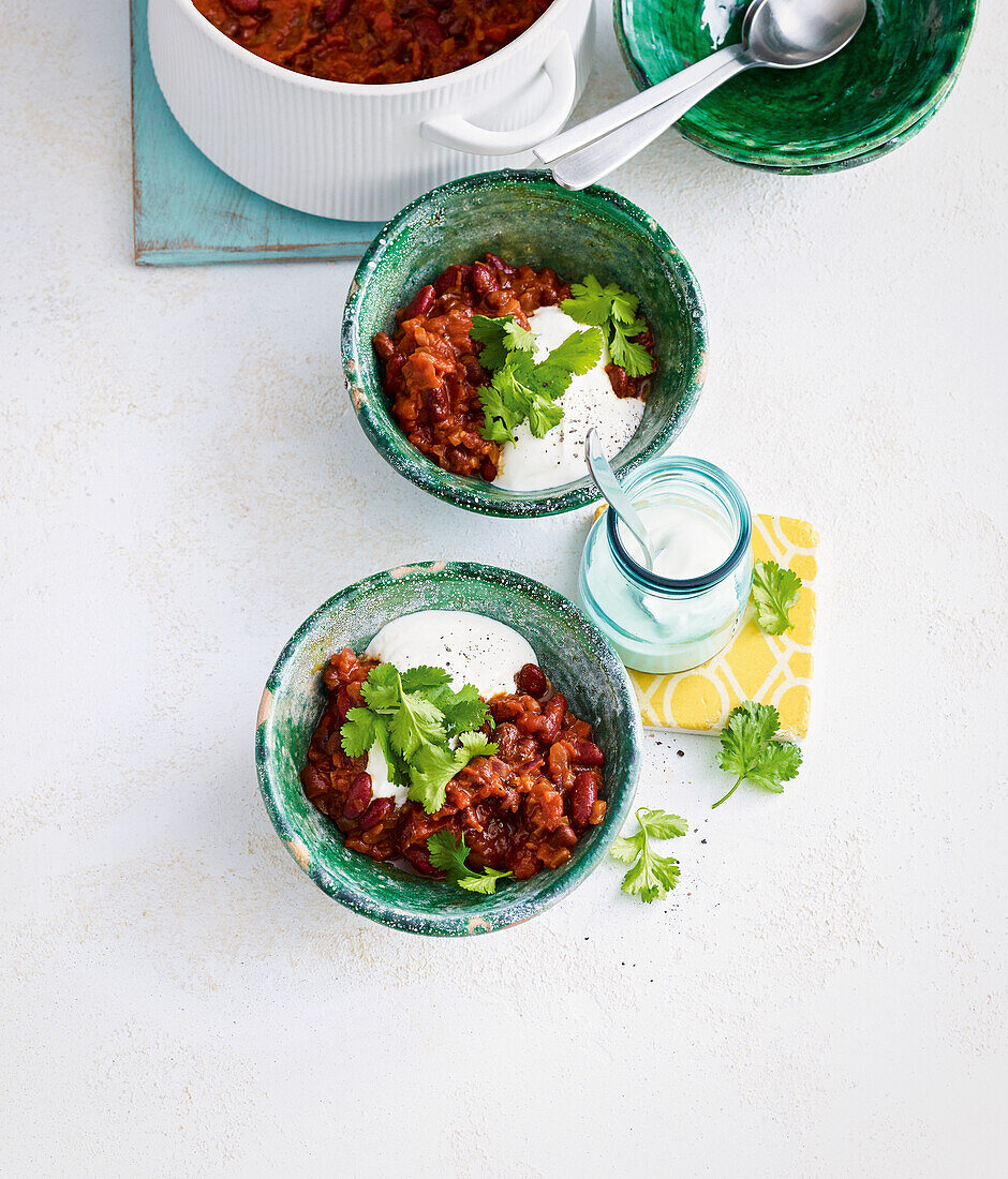 Chili sin Carne mit Koriander und Joghurt