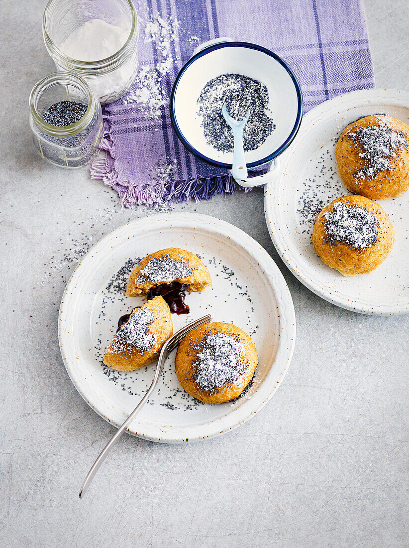 Mini-Germknödel mit Pflaumenmus und Mohn