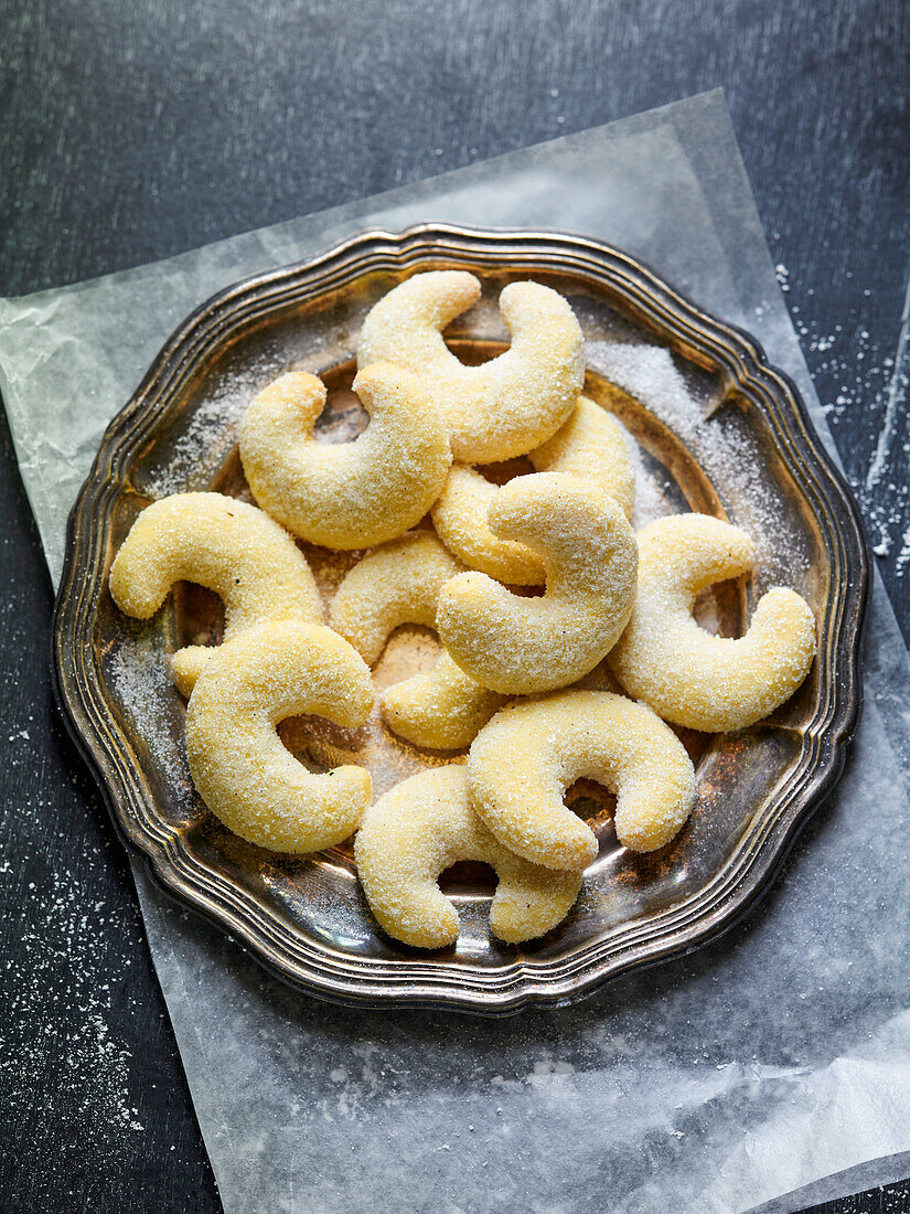 Macadamia crescents