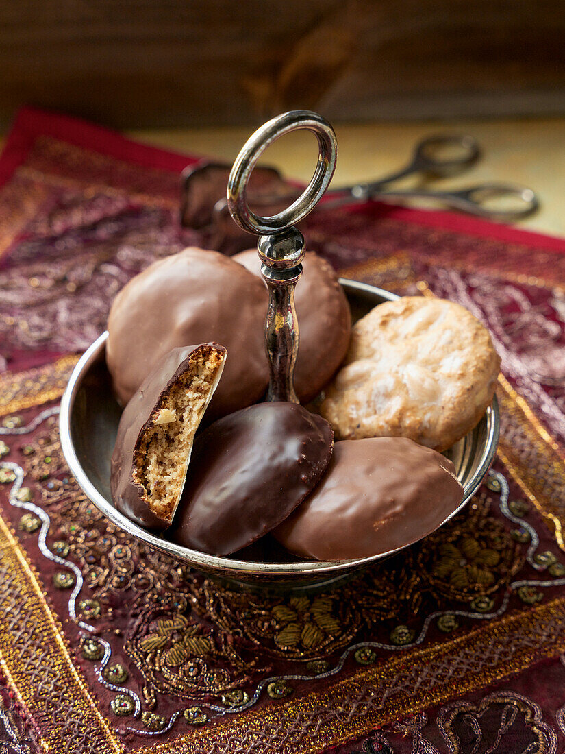 Elisen gingerbread with three types of icing