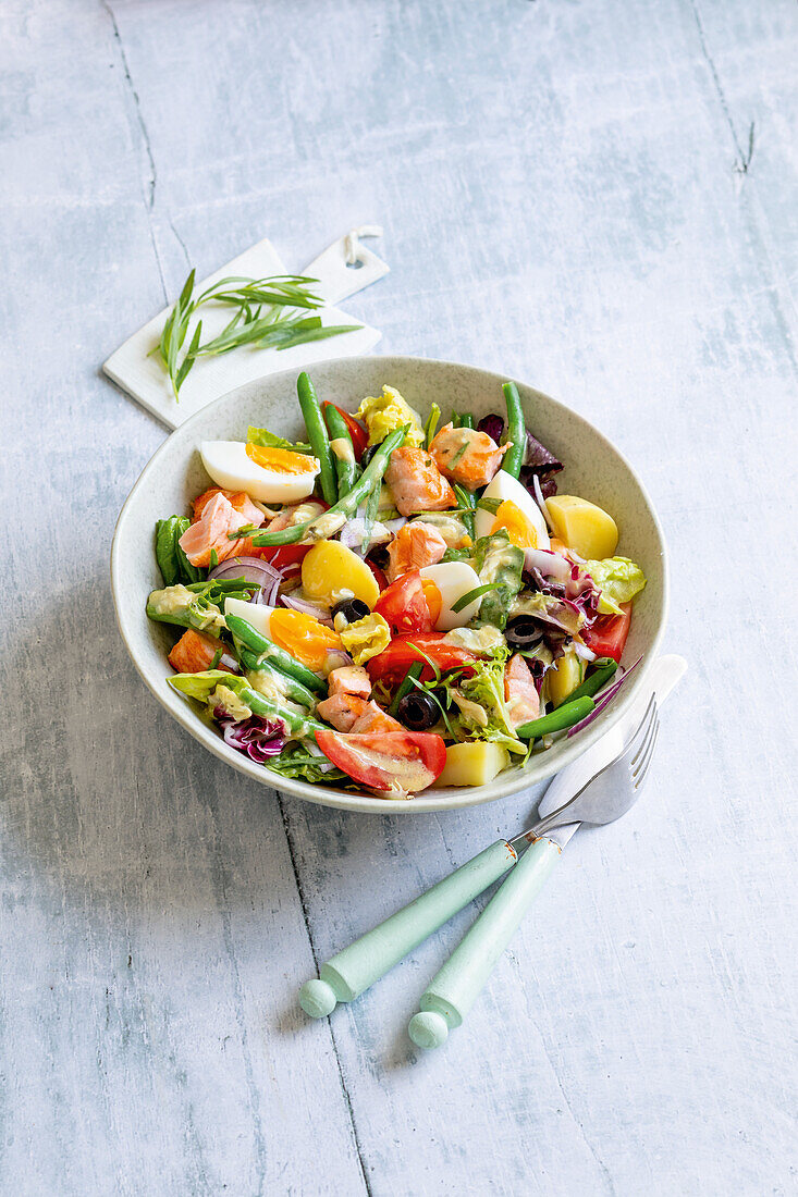 Nizza-Salat mit Lachs und Ei