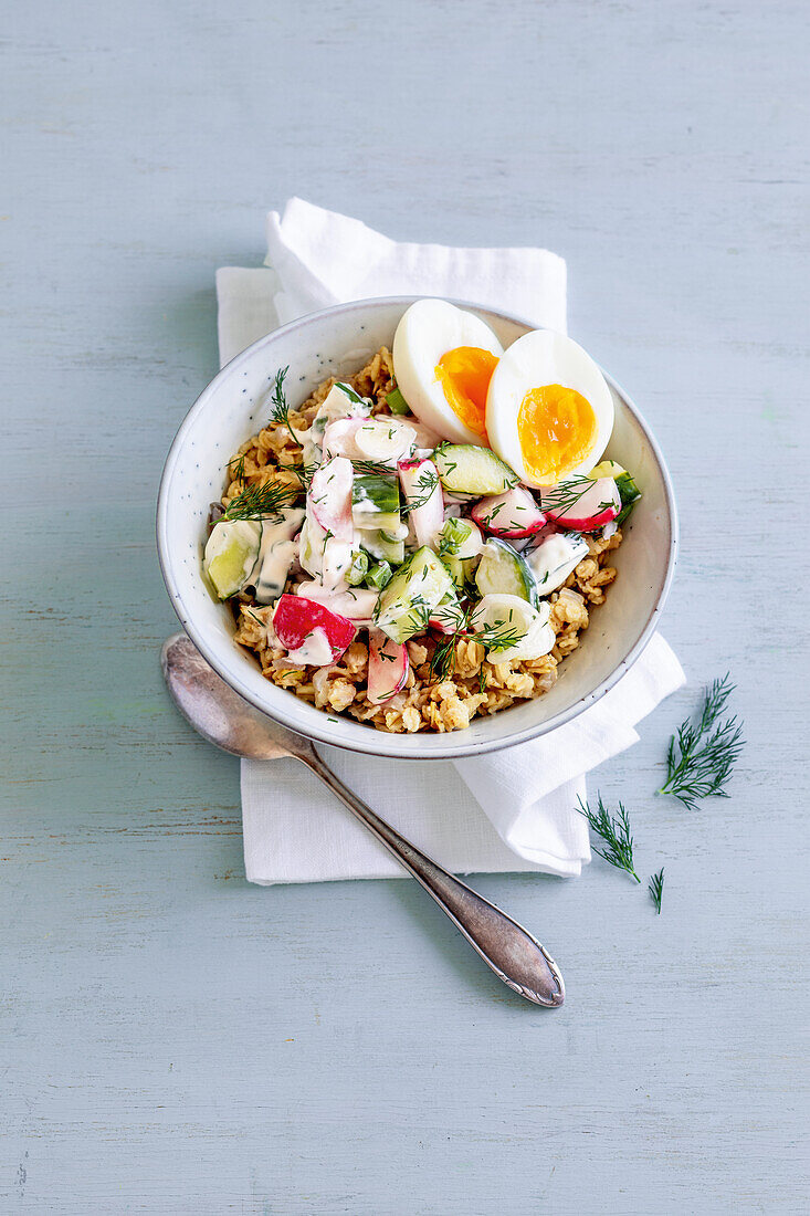 Porridge mit Ei und Gurkensalat