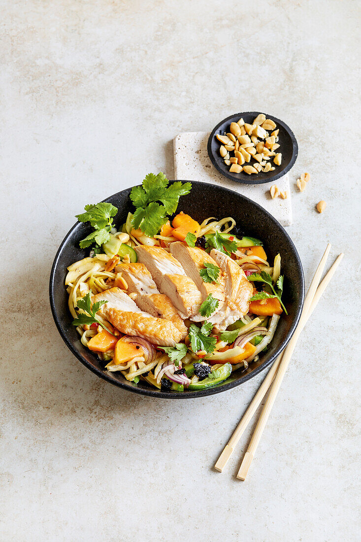 Pointed cabbage and papaya salad with Asian chicken