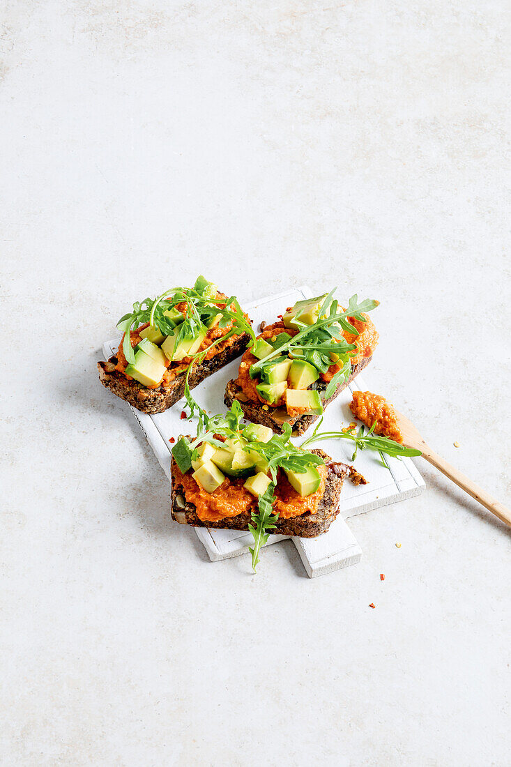 Crostini mit Paprikapüree und Avocado