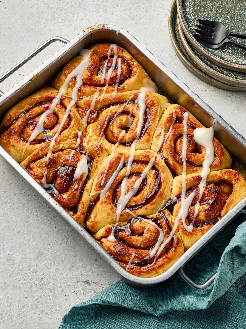 Cinnamon Rolls (Hefeschnecken mit süßem, cremigem Zimtkern)