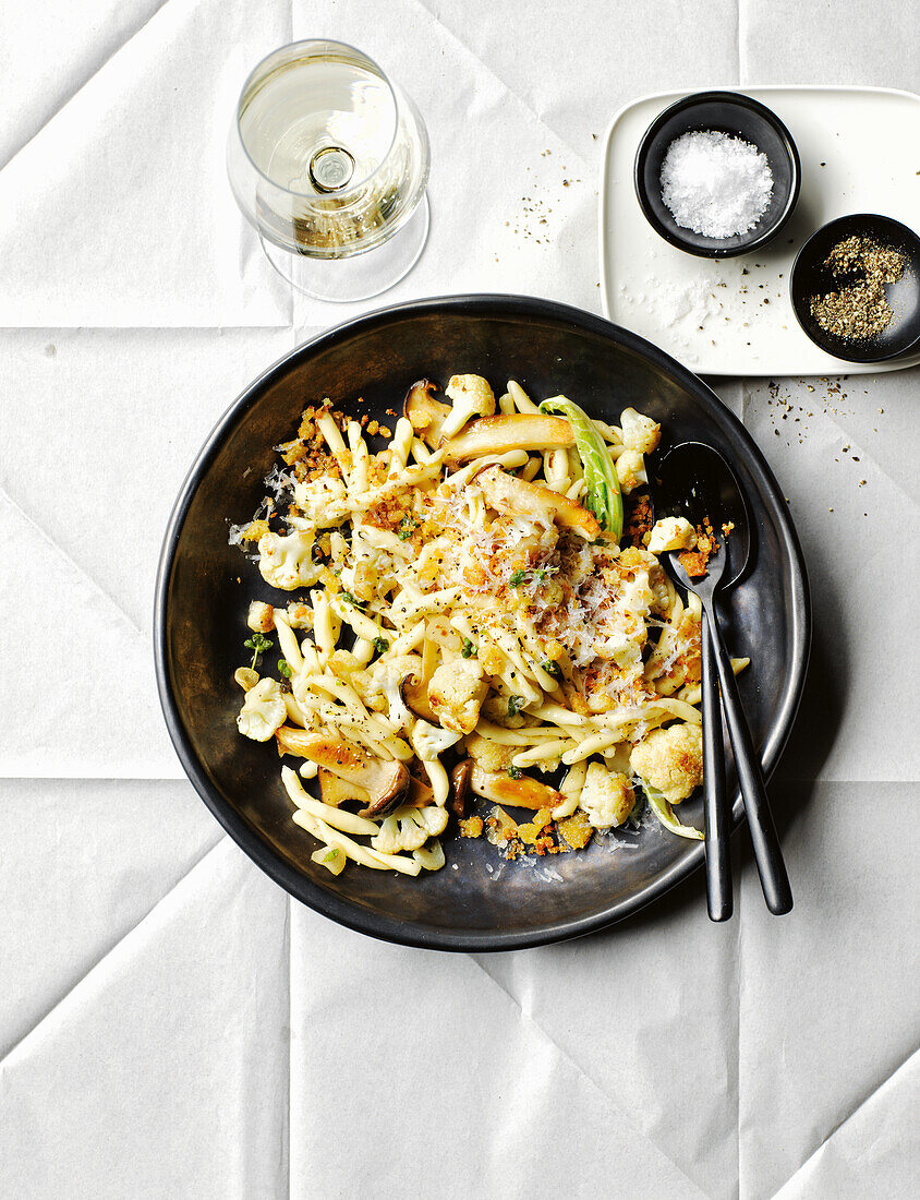 Strozzapreti aglio e olio with mushrooms and cauliflower