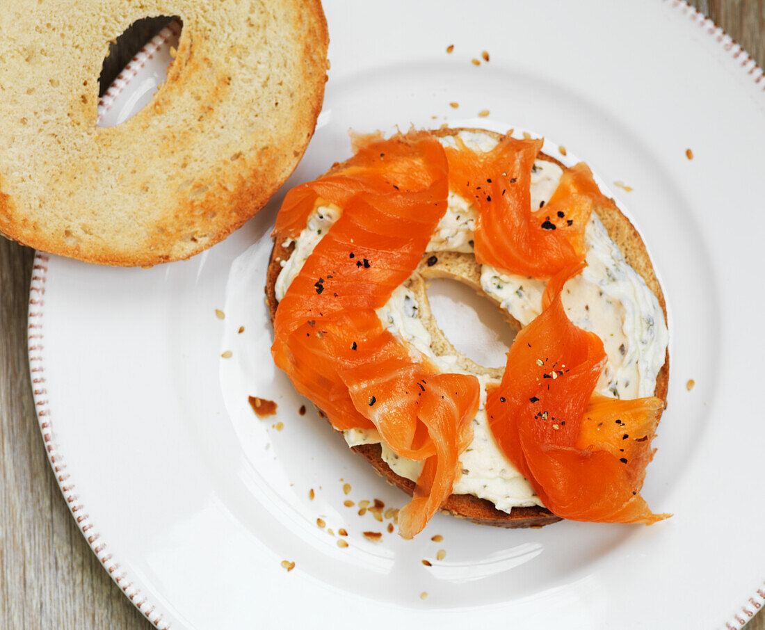 Lachs-Frischkäse-Bagel