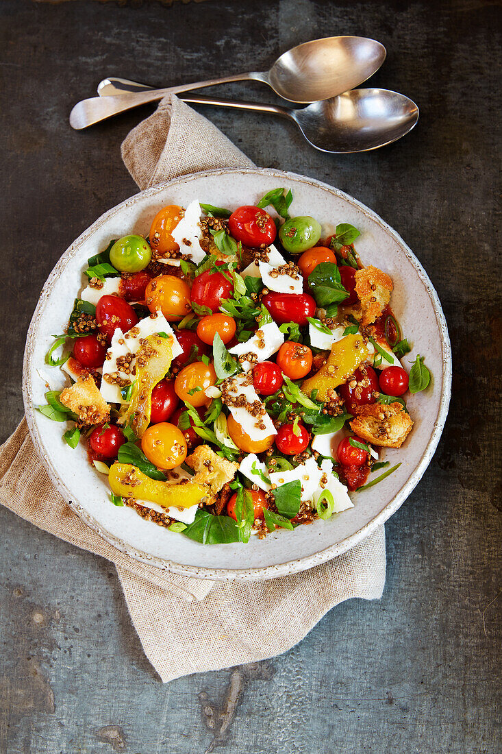 Tomaten-Ricotta-Salat mit Koriandersamen