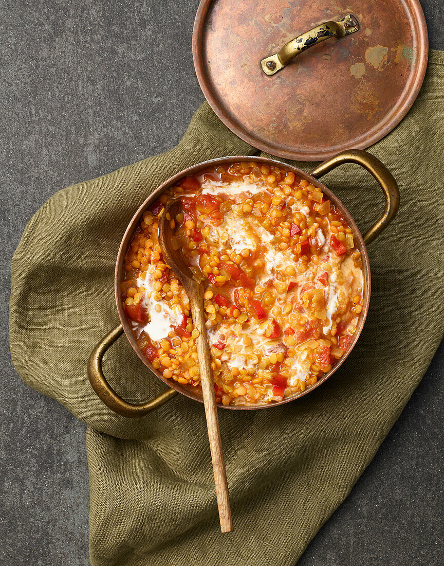 Rotes Linsen-Dal mit Tomaten und Kokosmilch