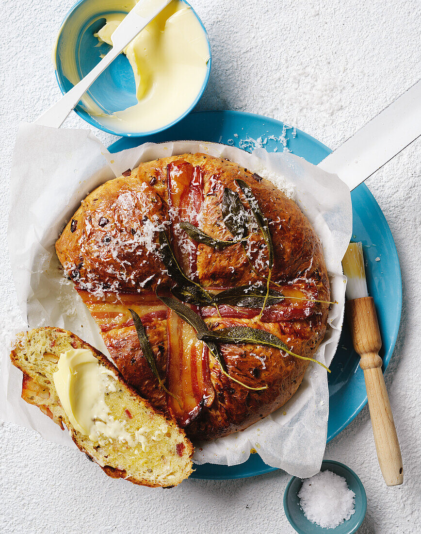 Hot Cross Bun im Speckmantel