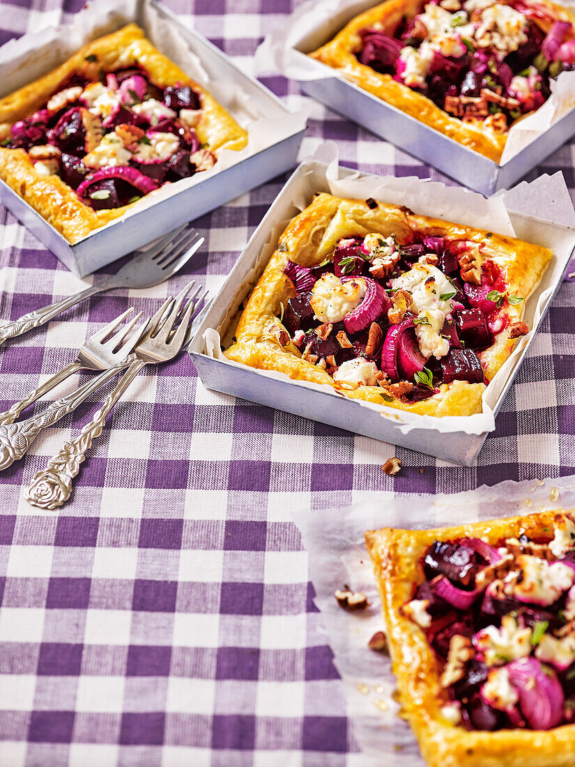 Rote-Bete-Tarts mit Ziegenkäse