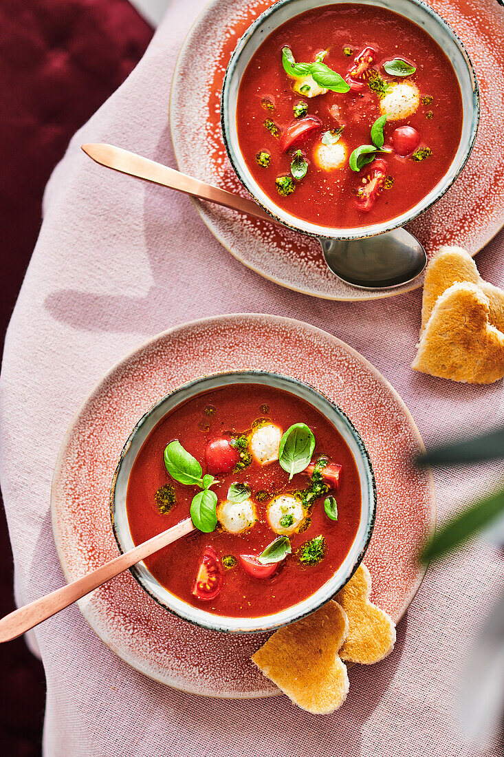 Tomatensuppe 'Caprese' zum Valentinstag