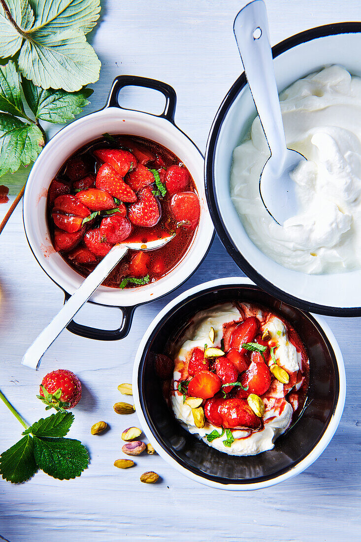 Erdbeerjoghurt mit Pistazien