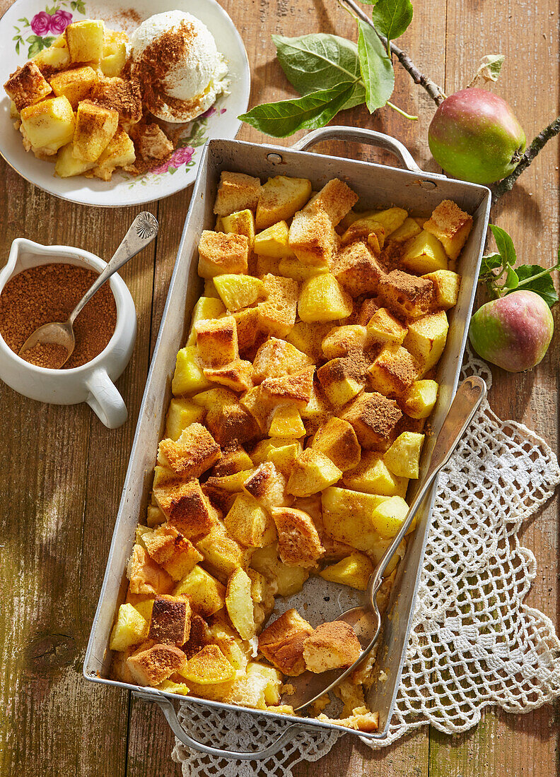 Gebackene Äpfel mit Brot, Zimt und Zucker