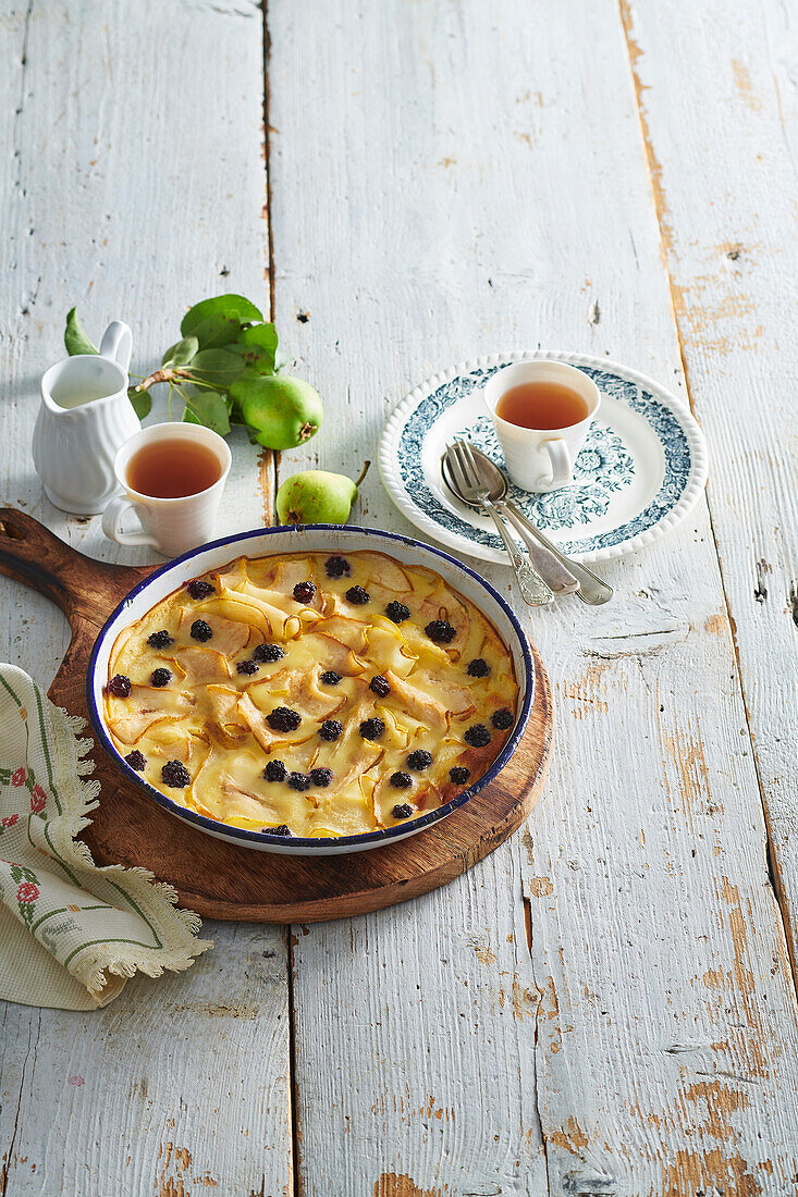 Gebackene cremige Birnen mit Brombeeren