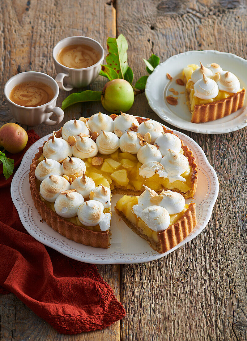 Apfel-Crostata mit Baisertupfen