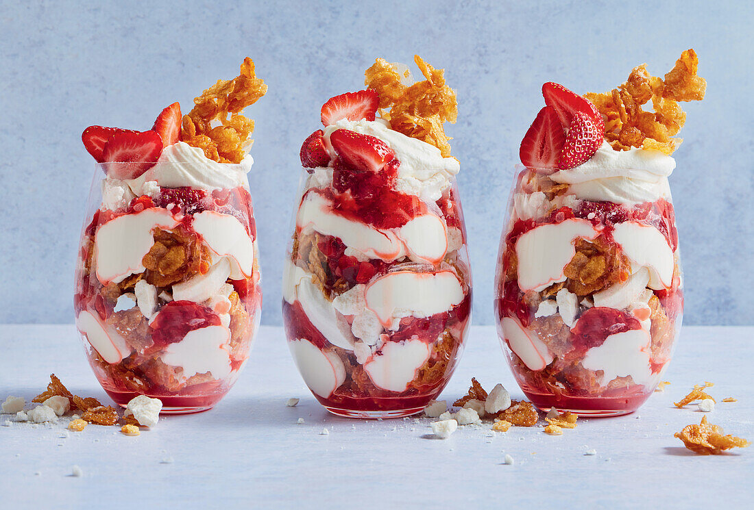 Eton Mess mit Cornflakes und Erdbeeren