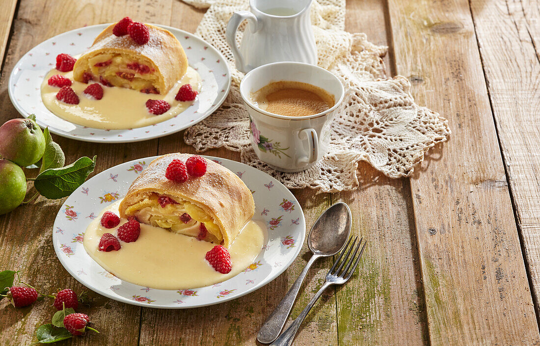 Apfelstrudel mit Vanillesauce und Himbeeren