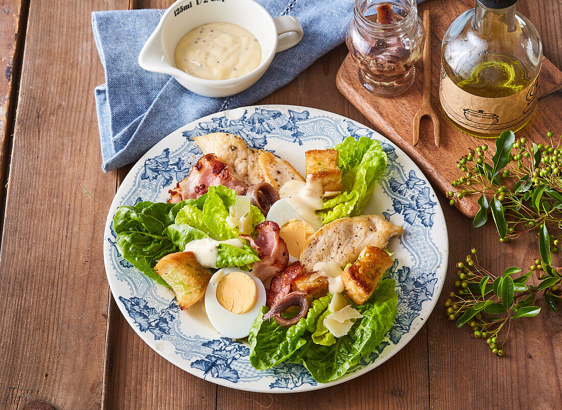 Caesar Salad mit hartgekochten Eiern und Speck