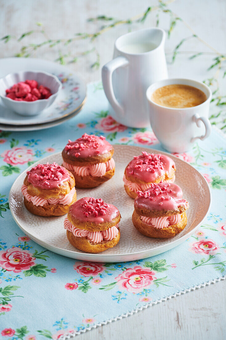 Cream puffs with strawberry cream and freeze-dried strawberries