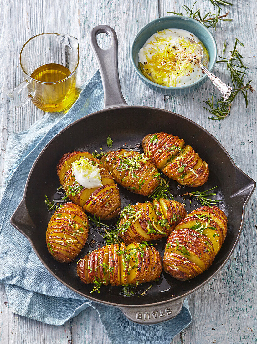 Hasselback-Kartoffeln mit Zitronensauce