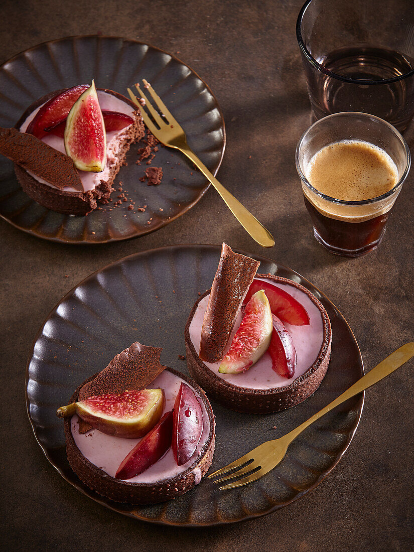 Chocolate tartlets with figs and plums